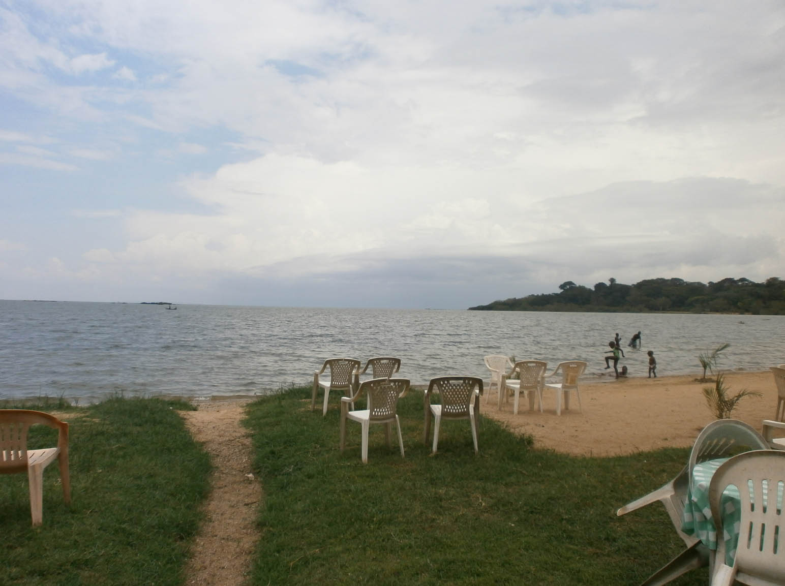 Le sponde del Lago Vittoria. C’erano dei ragazzini che facevano il bagno e sedie e tavolini, alcuni dei quali occupati da turisti (Foto: I.Toni).