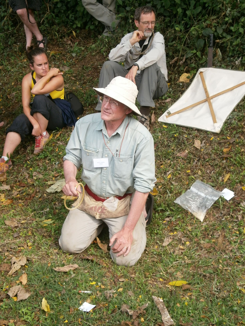 Jack Longino (University of Utah) mentre fa alcune dimostrazioni su varie tecniche per raccogliere le formiche  (Foto: I.Toni).