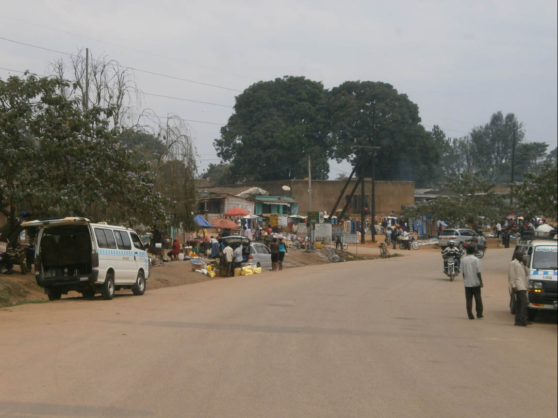 Le strade dell’Uganda, durante il tragitto da Entebbe (situata ad est del paese) alla Kibale Forest  (situata all’estremo ovest del paese) (Foto: I.Toni).