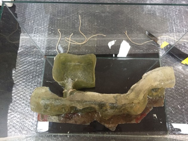 dall alto. la vasca della pompa verrà tappata con un coperchio di plastica e tutt attorno ci sara substrato. poi aggiungero un po di muschio e piccole piante