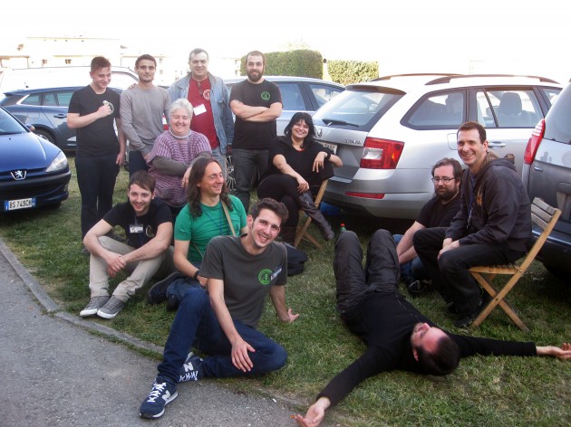 Lo staff dei sopravvissuti all'evento nelle luci calanti del sabato sera...